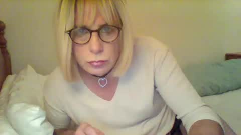Snapshot of izzy_mchoney chatting on September 2025 12:43:02 AM izzy_mchoney online show from September 2025 12:43:02 AM