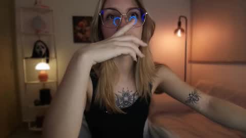 Linda Sofia help me get to 100 thumbs up online show from November 2025 04:29:02 AM