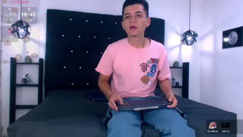 Snapshot of james_and_kenet chatting on February 2026 11:44:02 AM James y Kenet online show from February 2026 11:44:02 AM