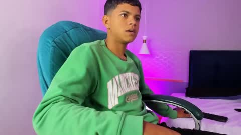 Snapshot of jeffry_wolvess chatting on April 2026 12:39:01 PM Jeffry online show from April 2026 12:39:01 PM