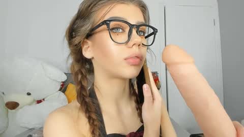 Snapshot of jenie_fire chatting on December 2024 03:42:01 PM Dolly online show from December 2024 03:42:01 PM