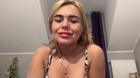 Snapshot of jenny_play1 chatting on January 2025 09:05:01 AM Jenny online show from January 2025 09:05:01 AM