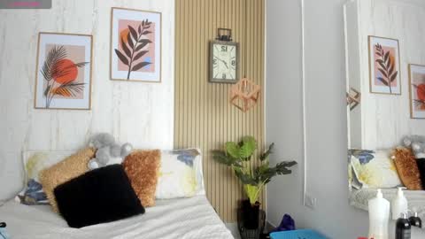 Jessica Pethersson  online show from January 2025 12:10:01 PM