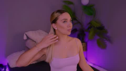 jessiellle online show from November 2025 08:20:01 PM