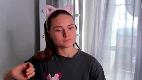 Snapshot of jessy_lil chatting on November 2025 12:00:02 PM Polina online show from November 2025 12:00:02 PM