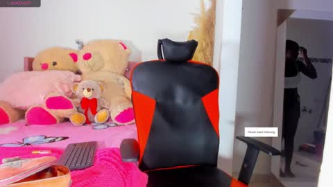 Jessy online show from October 2025 11:19:01 AM