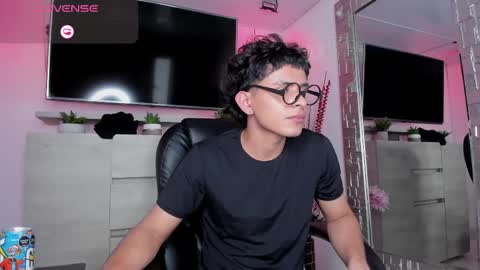 JHONNATHAN online show from May 2026 08:17:01 PM