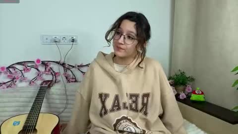 Snapshot of joannwhitver chatting on December 2025 04:24:01 PM Nana online show from December 2025 04:24:01 PM