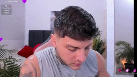 Snapshot of johny_multicum chatting on December 2025 06:58:01 PM Johny online show from December 2025 06:58:01 PM