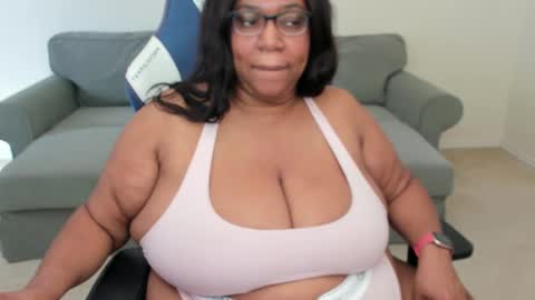 Snapshot of josie_kiss chatting on December 2024 06:10:01 PM Josie Kiss online show from December 2024 06:10:01 PM