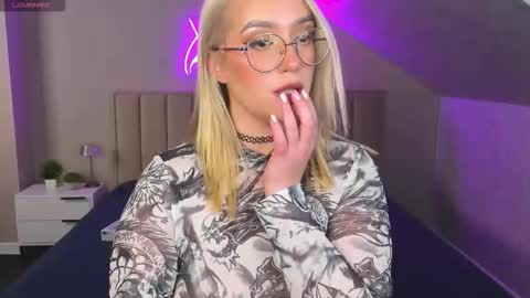 Snapshot of joyfuljasmine chatting on October 2025 10:05:01 AM Vickie online show from October 2025 10:05:01 AM