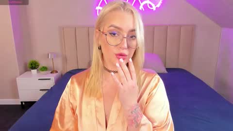 Snapshot of joyfuljasmine chatting on October 2025 09:12:01 AM Vickie online show from October 2025 09:12:01 AM