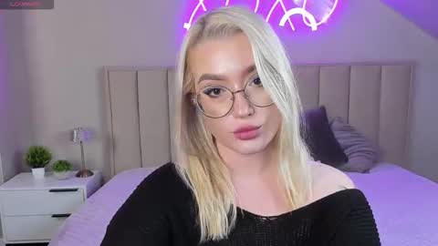Snapshot of joyfuljasmine chatting on October 2025 09:21:02 AM Vickie online show from October 2025 09:21:02 AM
