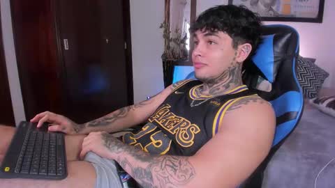 juan_alvarez18 online show from November 2025 05:12:01 PM