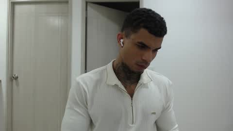 juan_gomez_1 online show from December 2024 10:47:01 PM