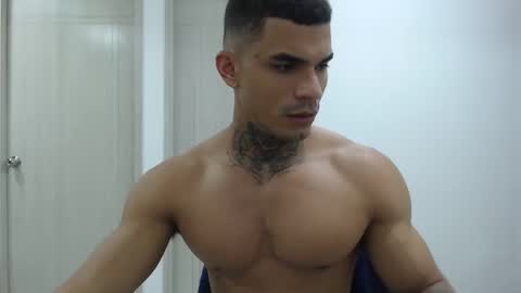 juan_gomez_1 online show from January 2025 10:13:01 PM