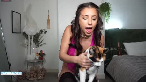 Snapshot of juicy_jane_uk chatting on November 2025 05:46:01 PM online show from November 2025 05:46:01 PM