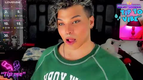 Snapshot of jujubee_lander chatting on December 2024 12:44:01 AM Jujubee online show from December 2024 12:44:01 AM