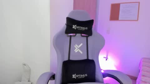 juli_santos_22 online show from February 2025 05:31:01 PM