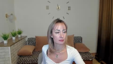 Snapshot of julia__cherry_ chatting on December 2024 09:02:01 PM julia__cherry_ online show from December 2024 09:02:01 PM
