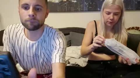 julia_official online show from November 2025 09:18:01 PM