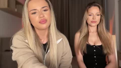 Julia R Le online show from November 2025 08:43:02 PM