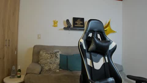 Snapshot of julian_wallace chatting on November 2025 02:31:02 PM julian_wallace online show from November 2025 02:31:02 PM