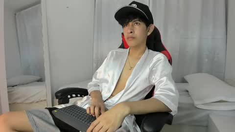 Julian online show from May 2026 07:19:01 PM