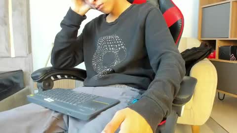Julian online show from May 2026 07:11:02 PM