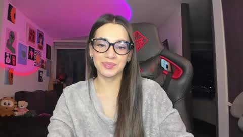 Snapshot of julidavila chatting on April 2026 01:05:02 AM Jeimy Help me to reach 100 thumbs up online show from April 2026 01:05:02 AM