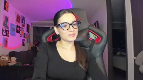 Snapshot of julidavila chatting on April 2026 12:54:02 AM Jeimy Help me to reach 100 thumbs up online show from April 2026 12:54:02 AM
