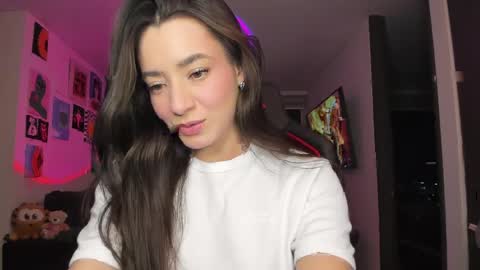 Snapshot of julidavila chatting on April 2026 12:05:01 AM Jeimy Help me to reach 100 thumbs up online show from April 2026 12:05:01 AM