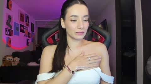 Snapshot of julidavila chatting on April 2026 01:59:01 AM Jeimy Help me to reach 100 thumbs up online show from April 2026 01:59:01 AM