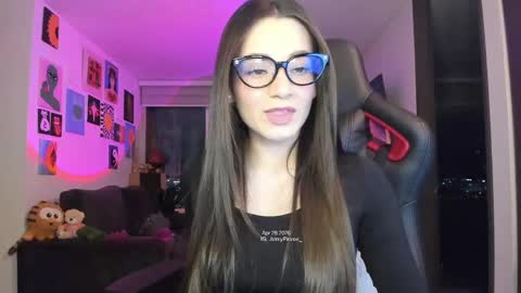 Snapshot of julidavila chatting on April 2026 12:39:01 AM Jeimy Help me to reach 100 thumbs up online show from April 2026 12:39:01 AM
