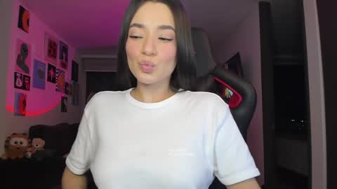 Snapshot of julidavila chatting on May 2026 01:36:01 AM Jeimy Help me to reach 100 thumbs up online show from May 2026 01:36:01 AM