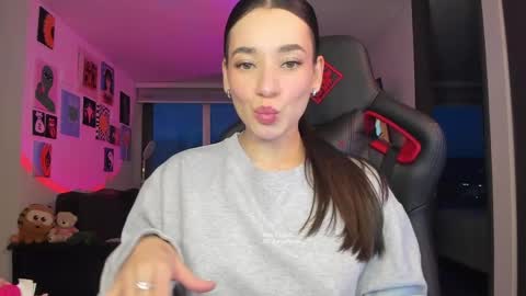 Snapshot of julidavila chatting on May 2026 11:23:02 PM Jeimy Help me to reach 100 thumbs up online show from May 2026 11:23:02 PM