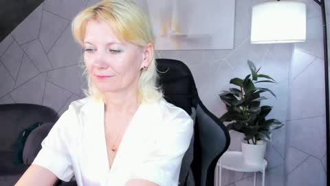 Snapshot of julie_lucasss chatting on June 2026 12:16:02 AM Julie Lucasss online show from June 2026 12:16:02 AM