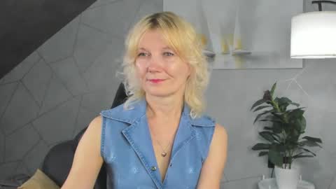 Snapshot of julie_lucasss chatting on June 2026 12:21:02 AM Julie Lucasss online show from June 2026 12:21:02 AM