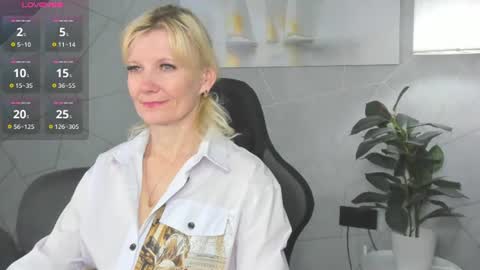 Snapshot of julie_lucasss chatting on July 2026 11:56:01 PM Julie Lucasss online show from July 2026 11:56:01 PM