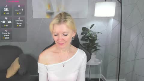 Snapshot of julie_lucasss chatting on July 2026 12:35:02 AM Julie Lucasss online show from July 2026 12:35:02 AM