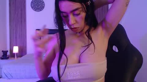 Snapshot of julieta_de_los_angeles chatting on December 2025 02:06:01 AM Julieta online show from December 2025 02:06:01 AM