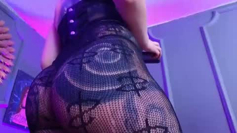 Snapshot of julieta_russell chatting on December 2024 05:46:01 PM Julieta online show from December 2024 05:46:01 PM