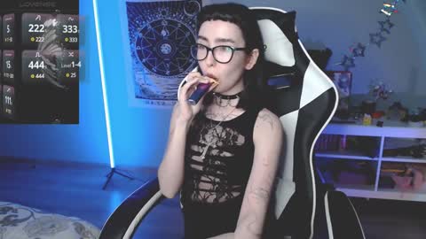 Snapshot of julscinamon chatting on December 2024 06:41:02 PM Baroness Von Cringe online show from December 2024 06:41:02 PM