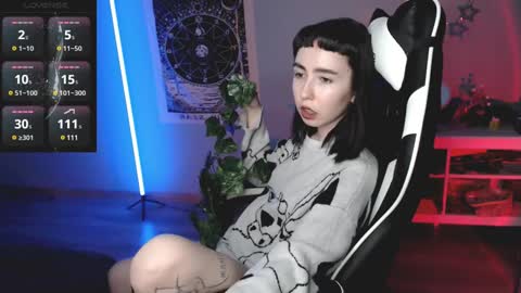 Snapshot of julscinamon chatting on January 2025 07:48:01 PM Baroness Von Cringe online show from January 2025 07:48:01 PM