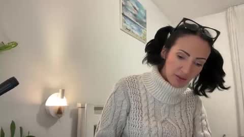 Karina online show from February 2025 04:42:02 PM