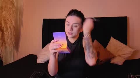 kassandra james online show from December 2025 01:18:01 PM