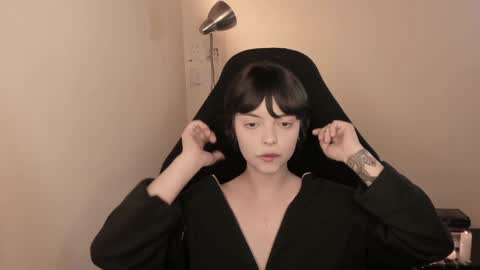 Snapshot of katsurotaro chatting on December 2024 06:22:01 PM katsuro online show from December 2024 06:22:01 PM