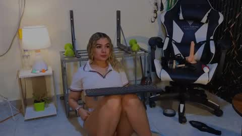 Snapshot of katt_bdsm chatting on June 2026 04:48:02 AM Katt online show from June 2026 04:48:02 AM