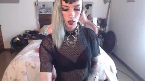 luna   online show from October 2025 08:50:01 PM