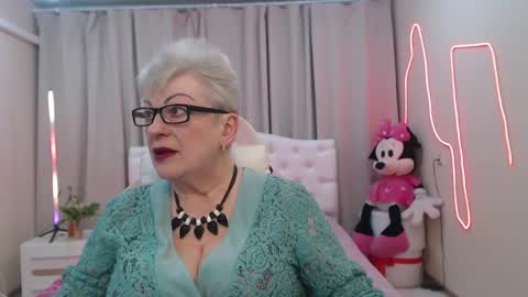 kaylesmoll online show from May 2026 06:48:02 PM